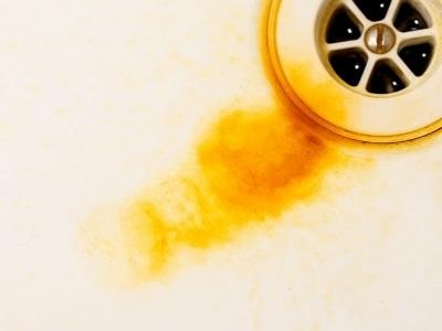 how to remove rust from sink drain